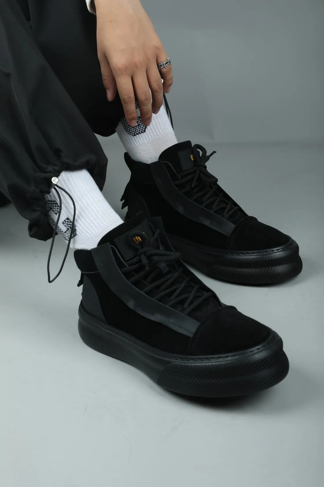 Men's shoes 💰600 IUGGI handsome double-sided short boots. I was attracted by it at first sight. Exclusive and original private outsole. Super soft and light rebound. Top layer calfskin grain frosted. Full texture. All sheep fur inside. Size: 39-44 Model 3681
